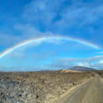 Regenbogen über Lavafeldern