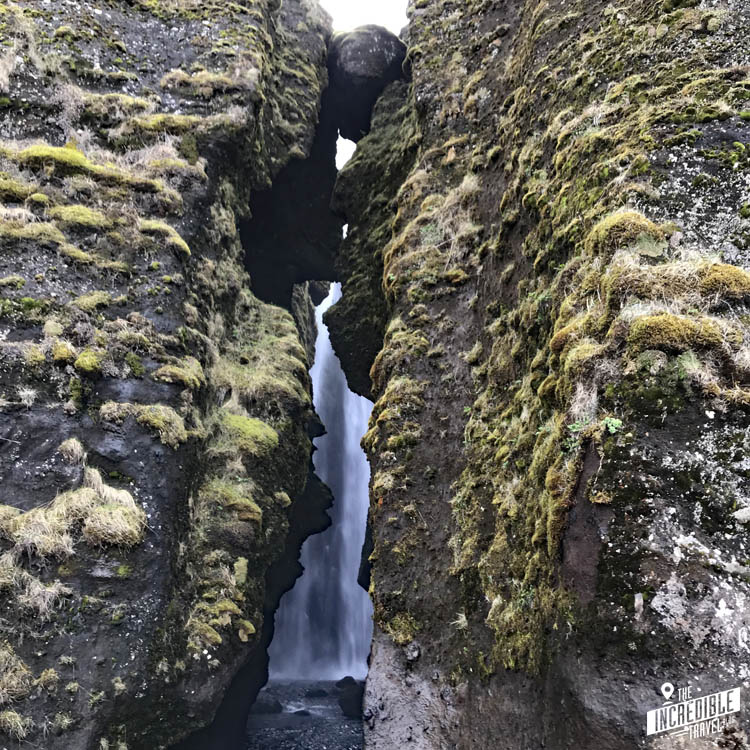 Wasserfall hinter einer Felsspalte