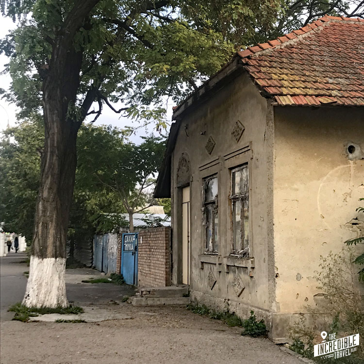 Kleines Haus mit bröckelndem Putz in Tiraspol