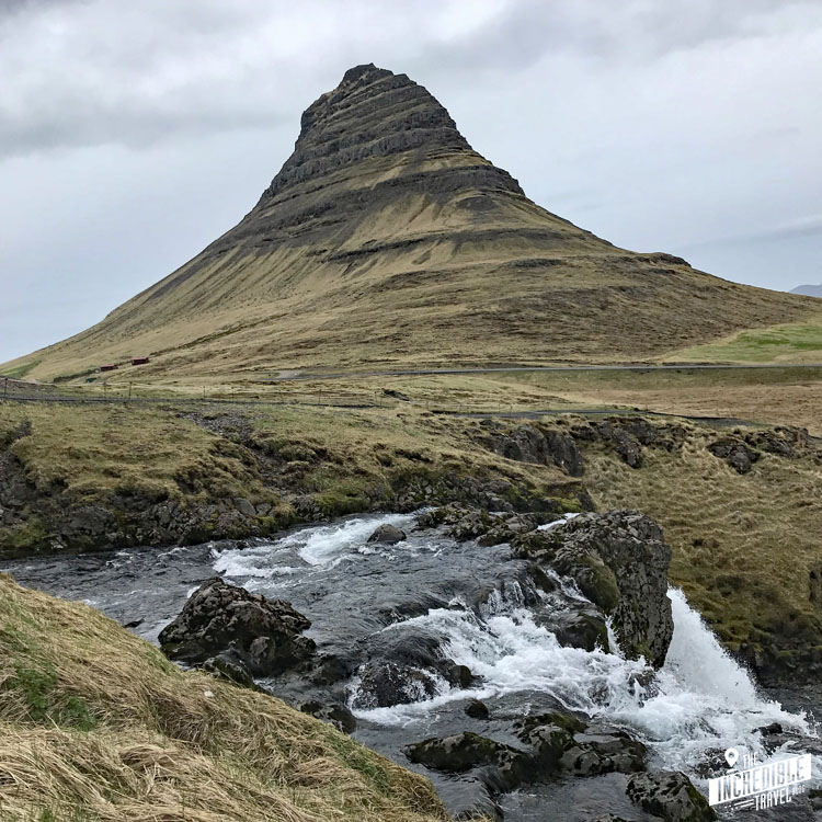 Kirkjufellsfoss mit Berg im Hintergrund