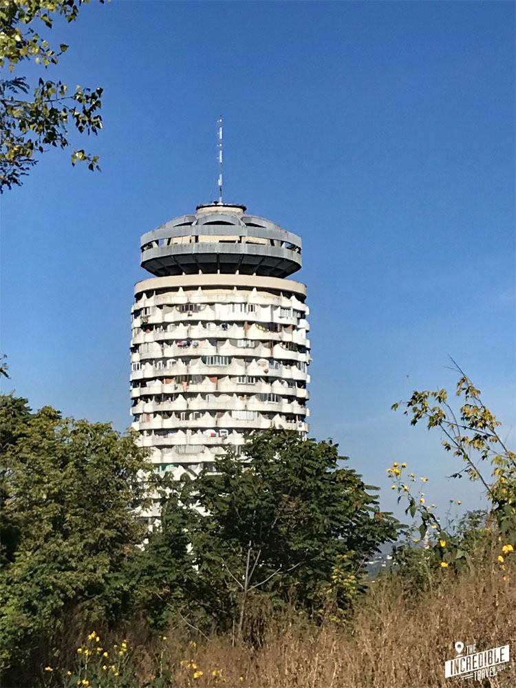 Romanita-Turm inmitten von Bäumen und Büschen
