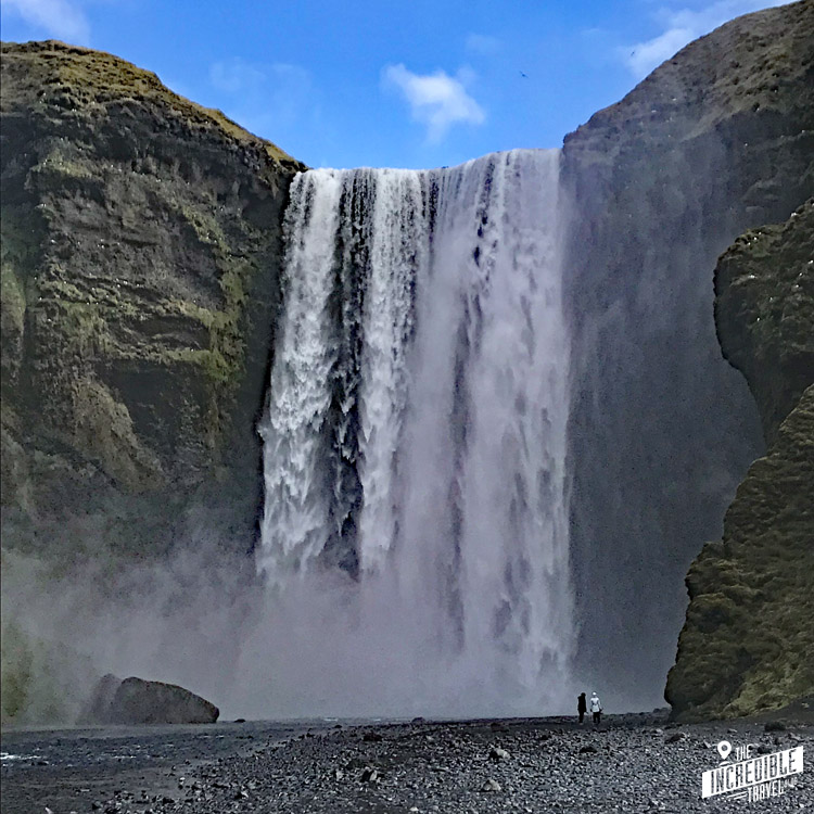 Großer breiter Wasserfall auf Island
