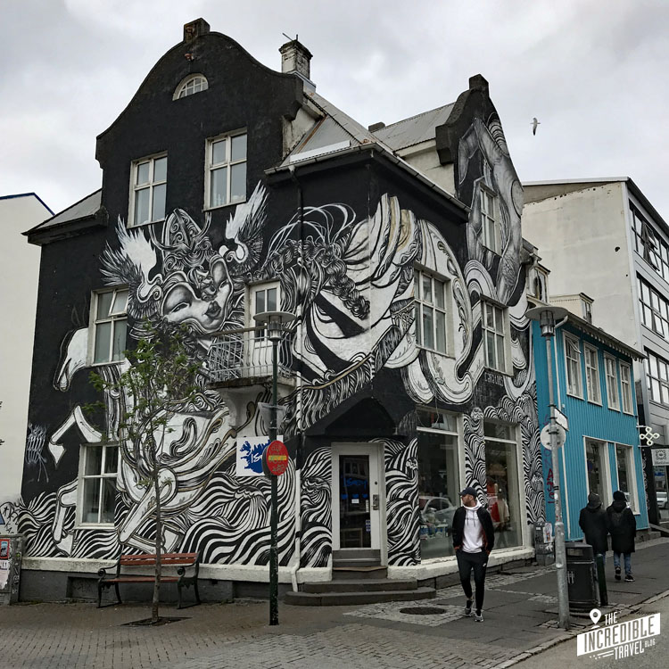 Schwarz-weiße Malerei an einem Eckhaus in Reykjavik