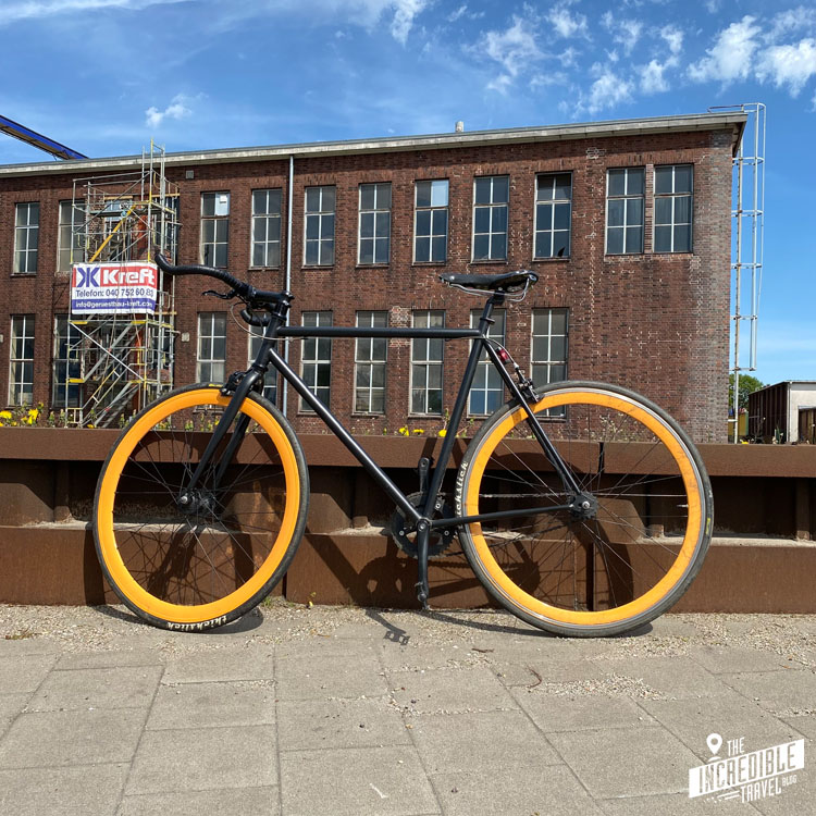Fahrrad vor Backsteingebäude