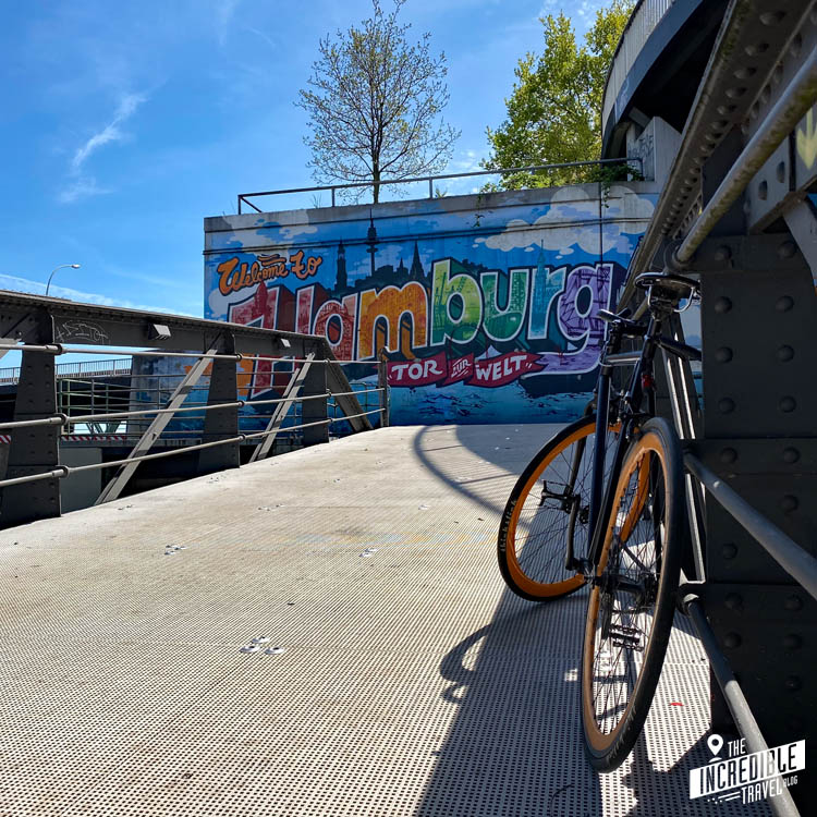 Tolles Fahrrad, im Hintergrund Wandgemälde "Welcome to Hamburg"