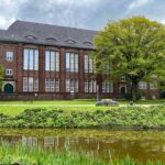Rückansicht des Museums für Hamburgische Geschichte mit Grün- und Wasserflächen in Planten un Blomen