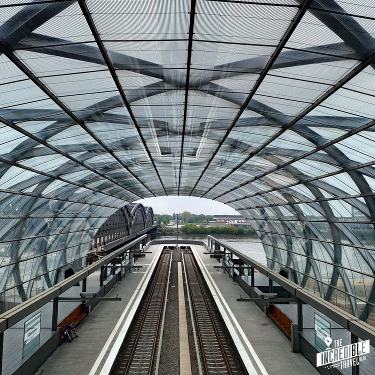 Blick von der Bahnsteigbrücke Richtung Elbe und das Ende der U-Bahn-Schienen