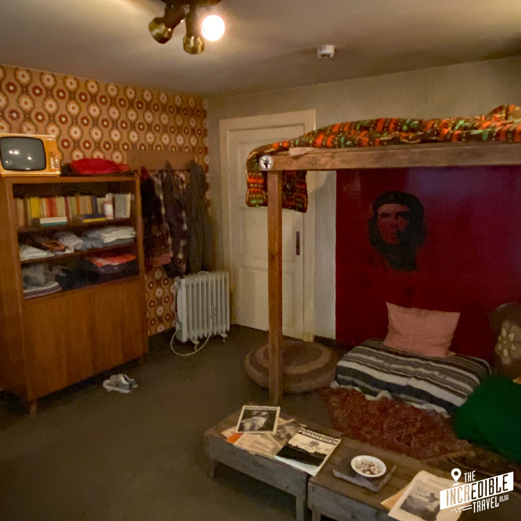 Hässliche Tapeten, oranger Fernseher, Che Guevara-Poster an der Wand