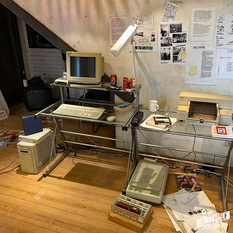 Glasschreibtische mit Computer Monitor und Drucker