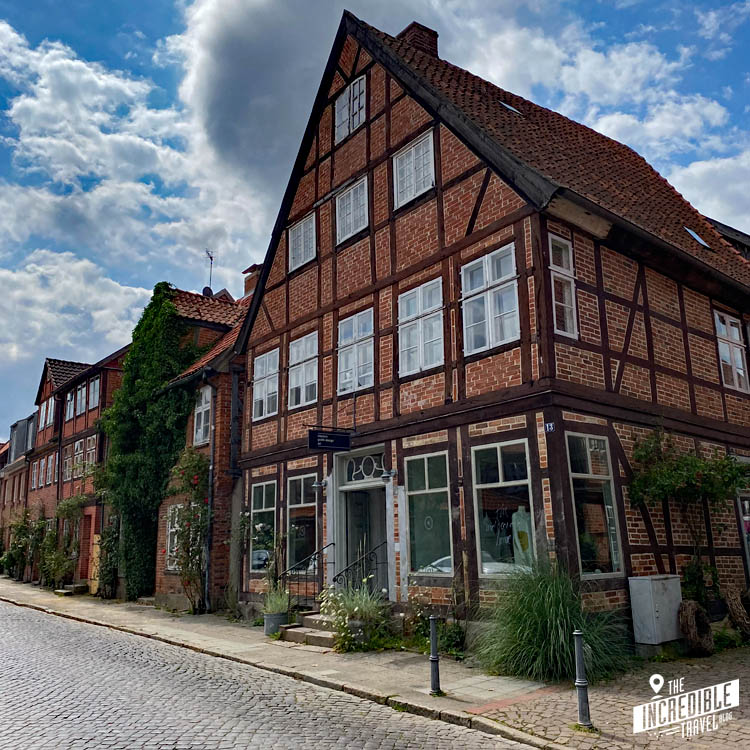 Alte Fachwerkhäuser an einer Straße mit Kopfsteinpflaster