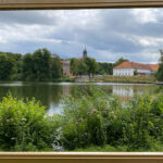 Panorama von See mit Schloss im Hintergrund
