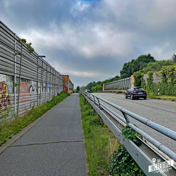 Radweg entlang einer Bundesstraße mit Leitplanken und Lärmschutzwänden