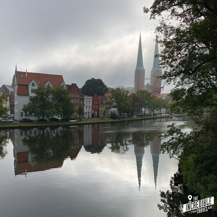 Lübecker Dom und Trave im Dunst