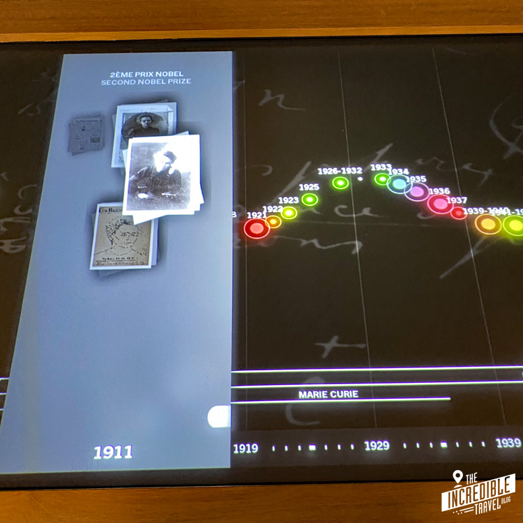 Großer Touchscreen mit Zeitleiste und Fotos aus dem Leben der Curies