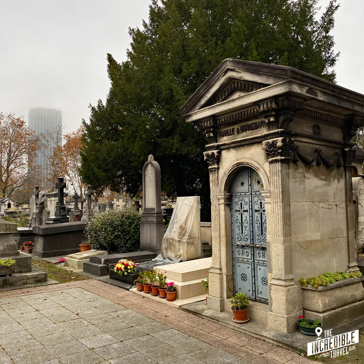 Grabmal und weitere Gräber, im Hintergrund der Tour Montparnasse