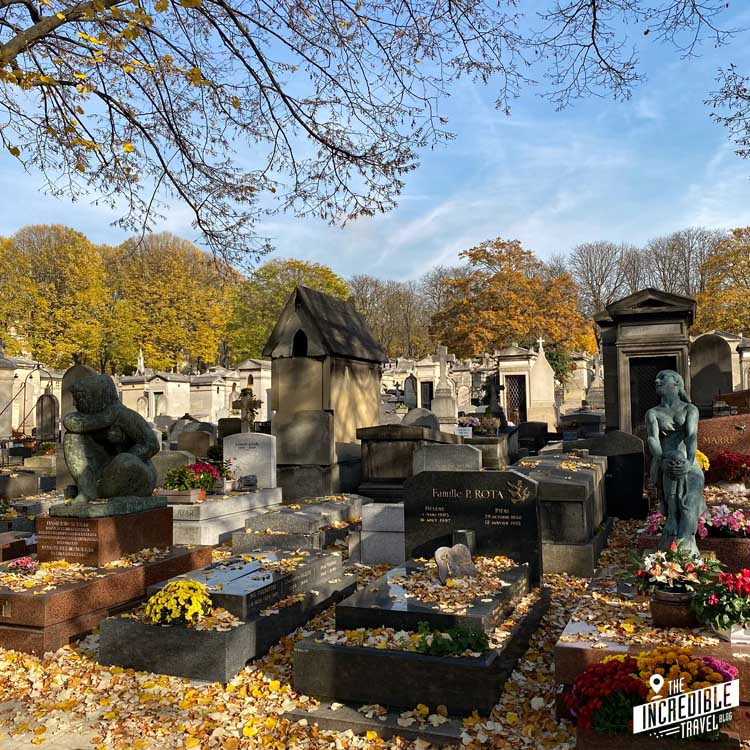 Gräberreihen auf dem Friedhof Père Lachaise in Paris