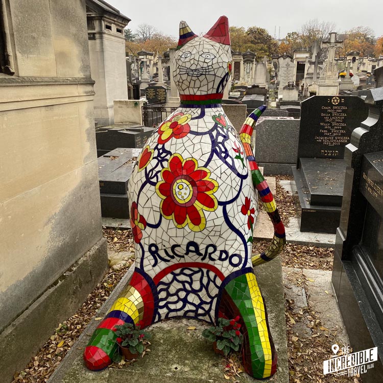 Große bunte Katze von Niki de Saint Phalle auf einem Grab statt Grabstein