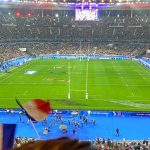 Blick von den Rängen aufs Rugbyfeld im Stade de France in Paris
