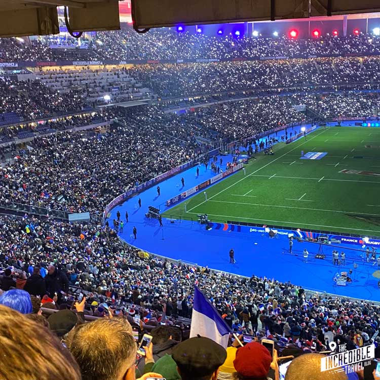 Blick auf die vollen Zuschauerränge im Stade de France