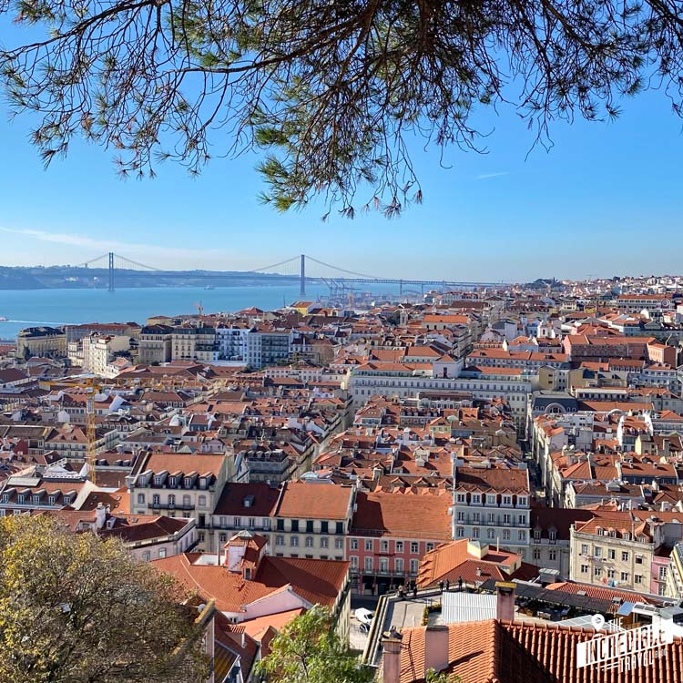 Blick vom Castelo auf die Altstadt von Lissabon