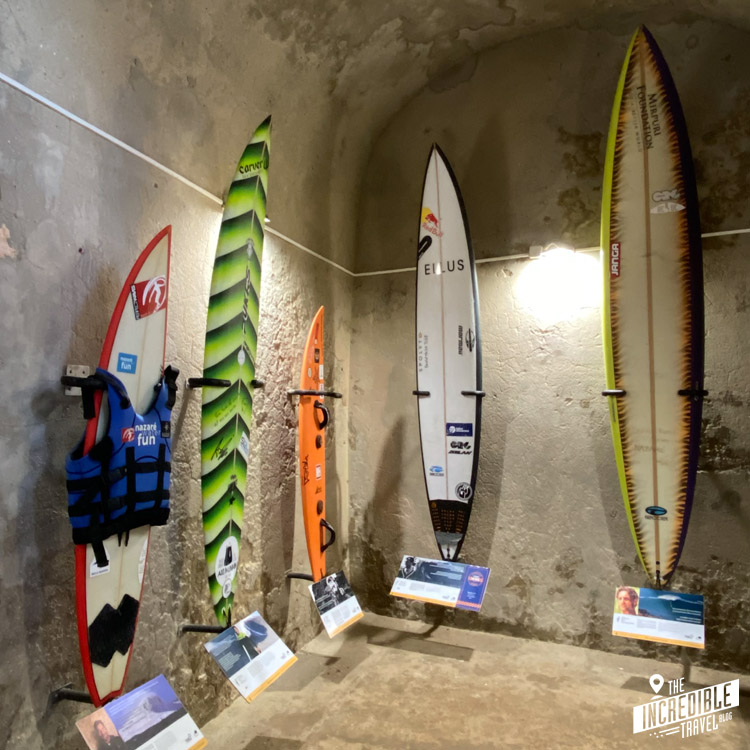 Ausstellung gebrauchter Surfbretter