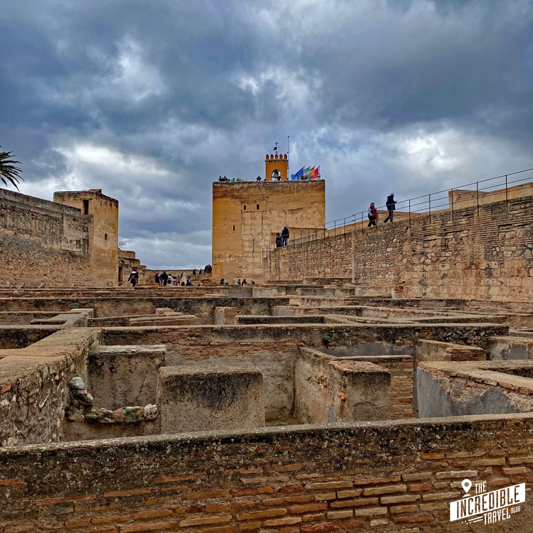 Türme und Stadtmauer der Alhambra