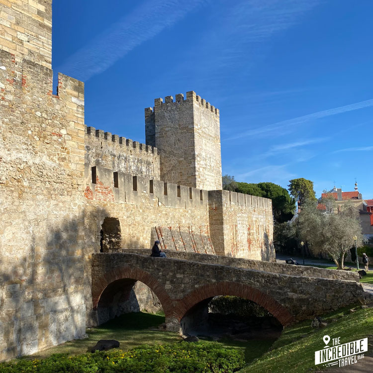 Mauern und Turm mit Brücke des Castelo de São Jorge