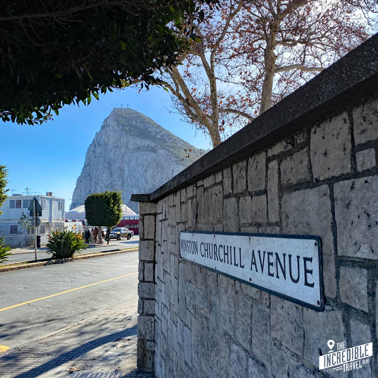 Blick über das Straßenschild "Winston Churchill Avenue" auf den Fels von Gibraltar