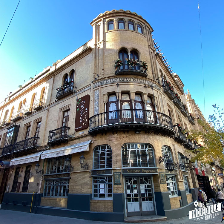 Wunderschönes Eckgebäude in der Altstadt von Sevilla