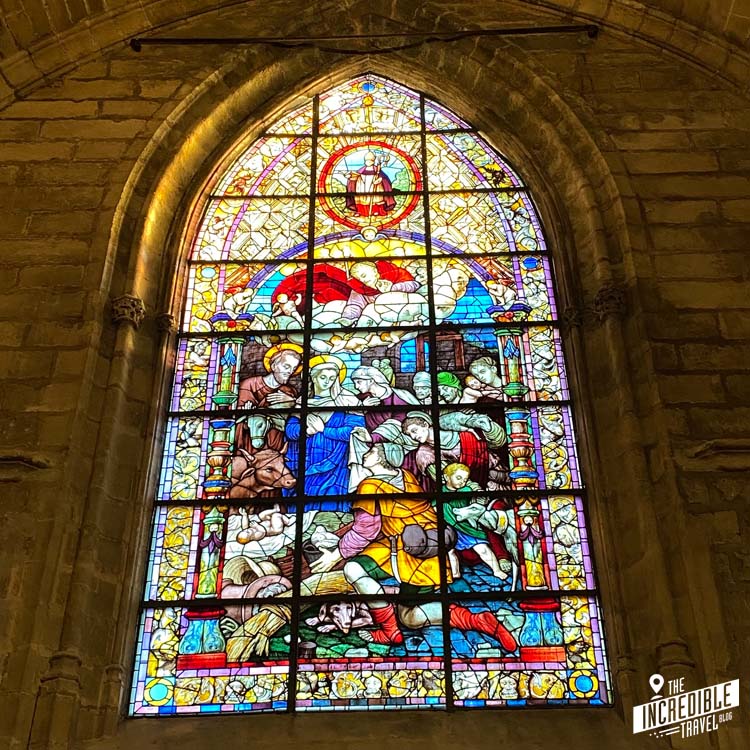 Buntes Kirchenfenster der Kathedrale von Sevilla