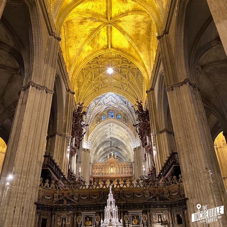 Blick in den Innenraum und Altarraum der Kathedrale von Sevilla