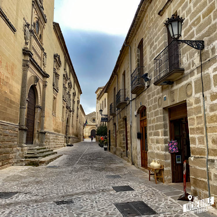 Blick durch eine Straße mit Kopfsteinpflaster und alten Gebäuden