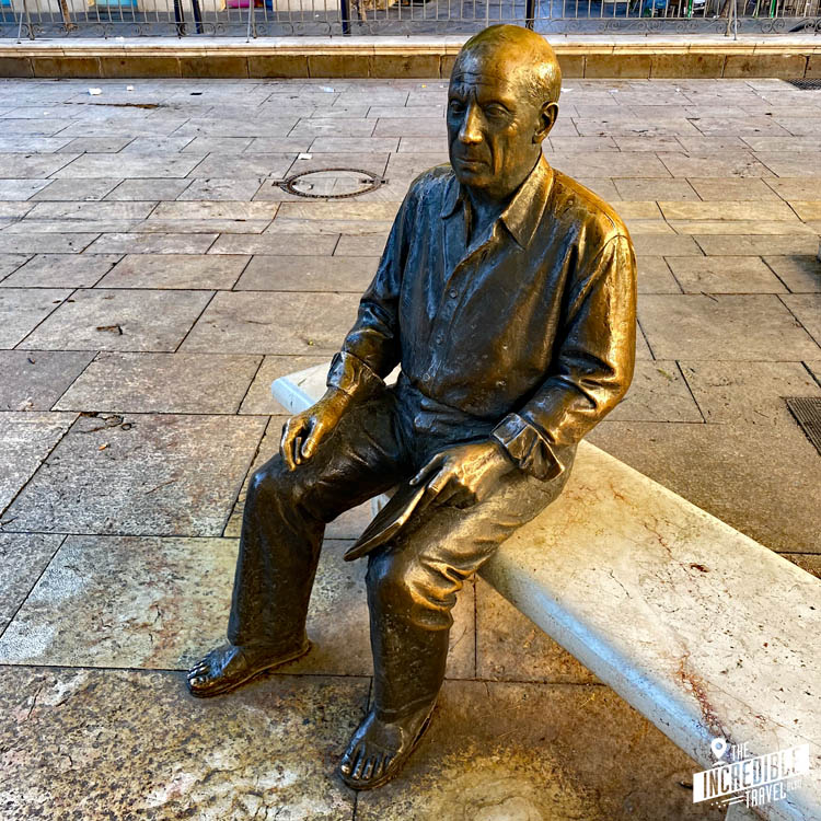 Pablo Picasso Statue sitzend