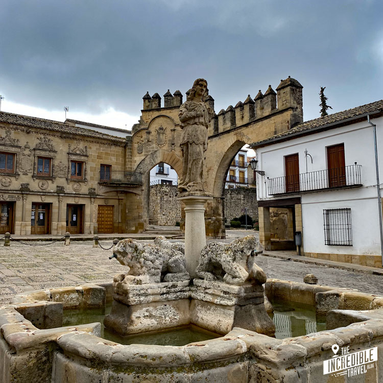 Plaza del Populo in Baeza mit Brunnen und Stadttor