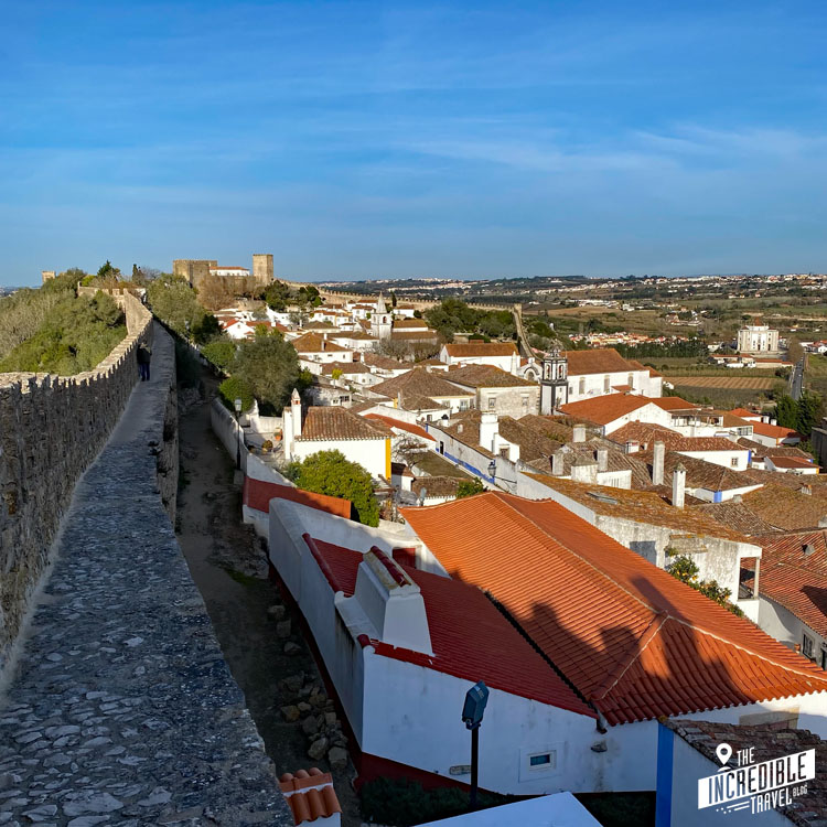 Blick auf die Stadtmauer und die darunter liegende Altstadt