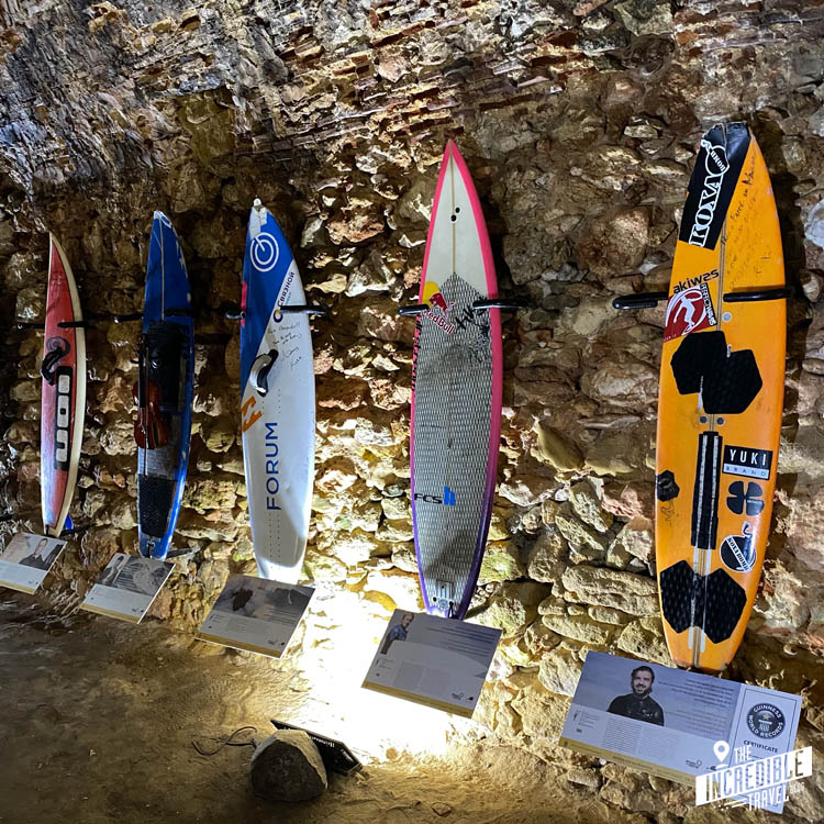 Beleuchtete Surfbretter an einer Wand