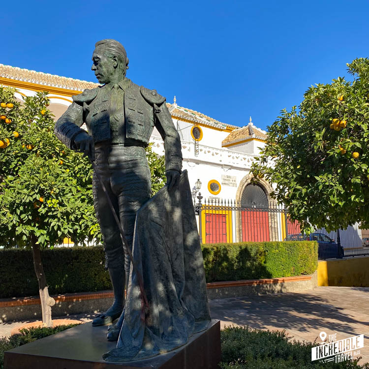 Statue eines Torero vor der Stierkampfarena in Sevilla