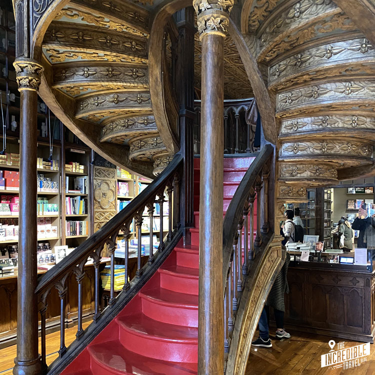 Holzwendeltreppe in der Buchhandlung