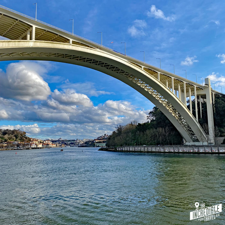 Schicke Betonbrücke im Westen Portos
