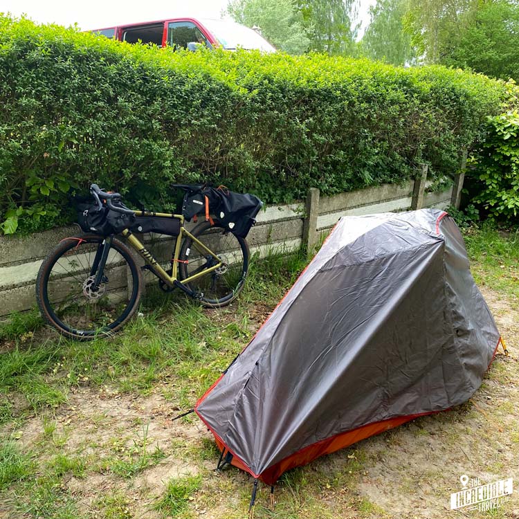 Fahrrad und kleines Zelt auf dem Campingplatz
