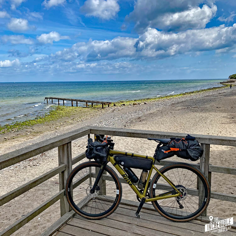 Rad auf einem Holzweg direkt am Strand in Niendorf