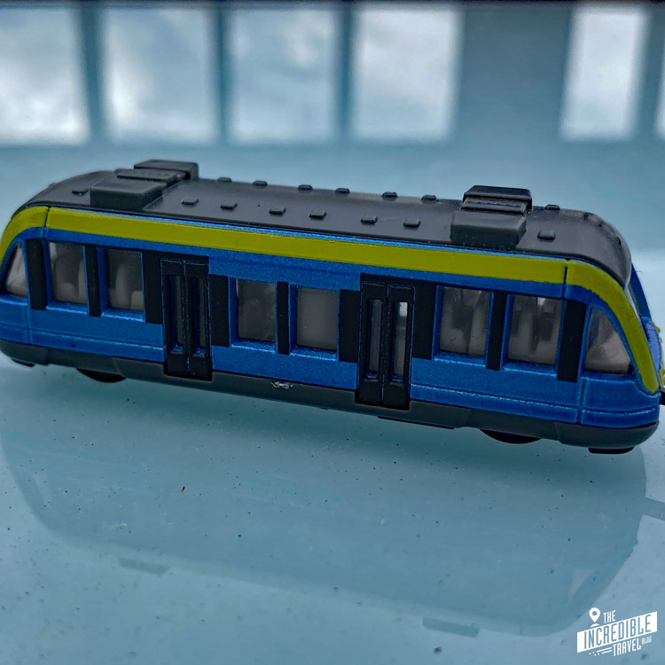 Foto einer Spielzeug-Straßenbahn
