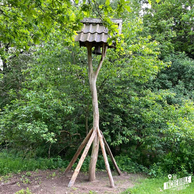 Kleiner Glockenturm aus einem Baumstamm