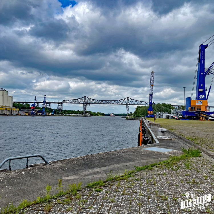 Nord-Ostsee-Kanal mit Hochbrücke und Containerschiff im Hintergrund