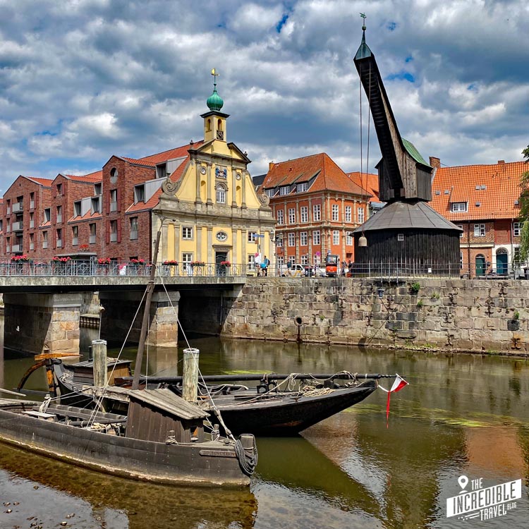 Der echte Hafen Lüneburg an der Ilmenau mit Kran und kleinen Booten