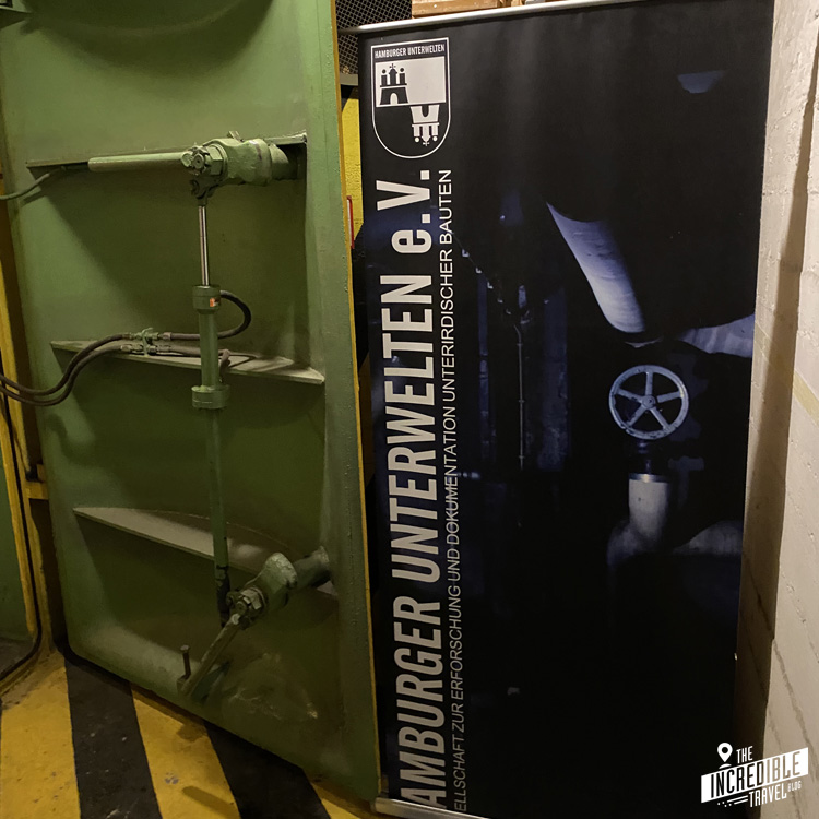 Blick auf eine Bunkertür und ein Plakat des Vereins