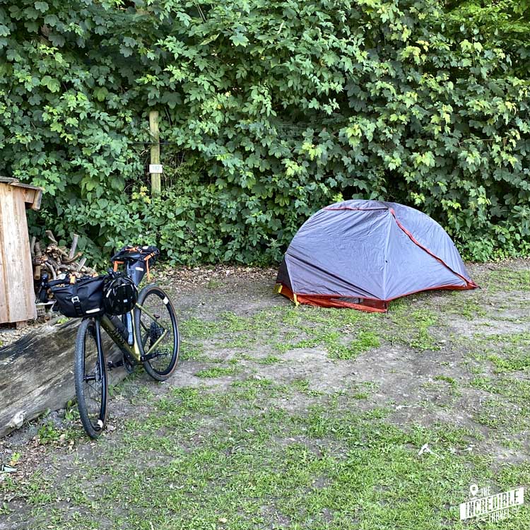 Fahrrad und aufgebautes Zelt auf dem Campingplatz