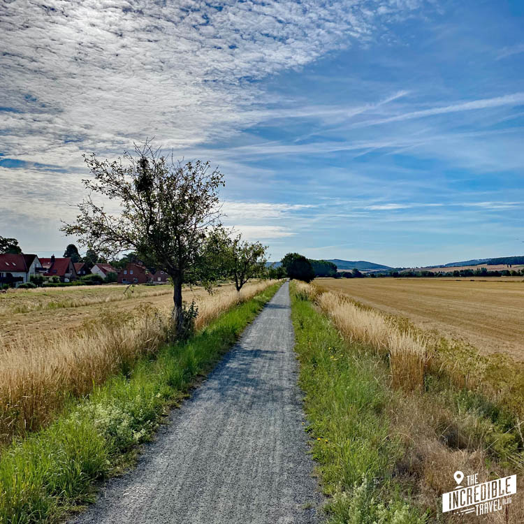 Fahrradweg durch Felder