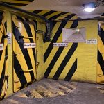 Stahltüren mit kleinem Sichtfenster in der Wand