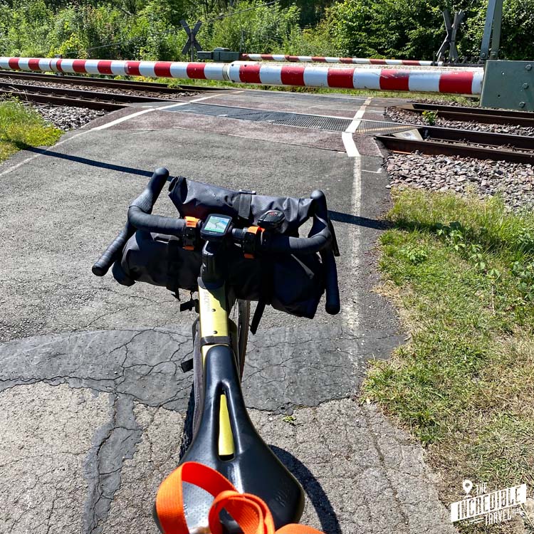 Fahrrad vor geschlossener Schranke an Bahnübergang
